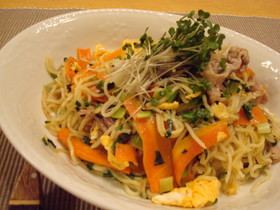 桜えびと人参と小ねぎの塩焼きそば♪