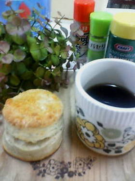 パルメザンチーズと一味のスコーン