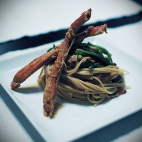 カニとほうれん草のトマトクリームパスタ