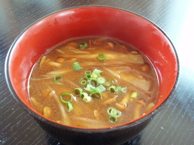 みょうがとなめこの味噌汁