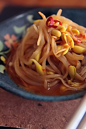 豆もやしとえのきのピリ辛炒め