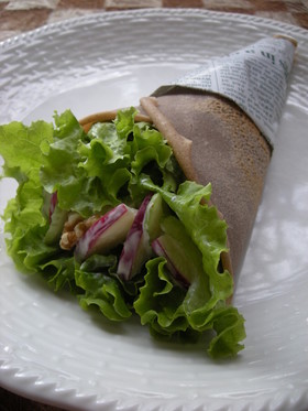 高原野菜とりんごを包んだ蕎麦粉のクレープ