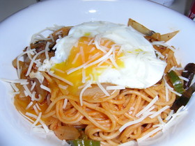 簡単！とろ〜り目玉焼きのせ ナポリタン☆