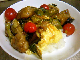 〈黒酢〉野菜モリモリ黒酢豚の天津飯