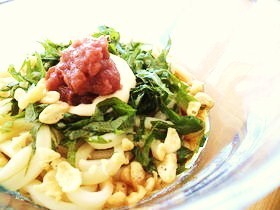 簡単な一人ランチ♪梅マヨ大葉の冷やうどん