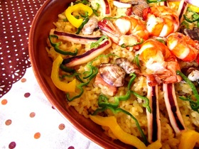 おもてなしに◎魚介の旨味たっぷりパエリア
