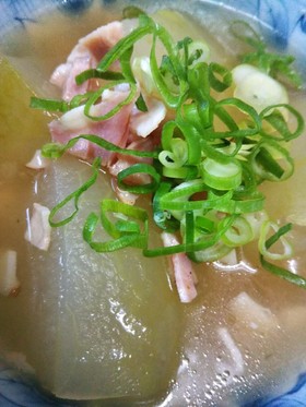 うどんだしで冬瓜とベーコン煮