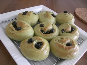 素朴抹茶黒豆パン