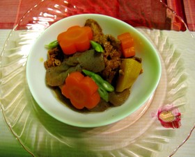 ☆飾りこんにゃく入りの肉じゃが料理☆