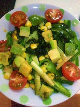 カットアボカドと野菜&豆腐のサラダ
