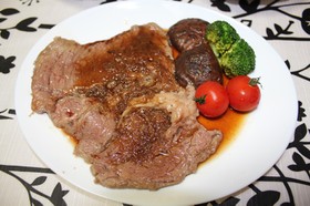 高級肉に変身◆ソースも旨い牛ステーキ◆