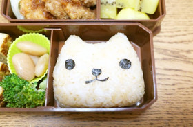 お弁当箱いっぱいに！カピバラさんおにぎり