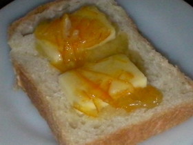 オレンジママレードとチーズの朝食。