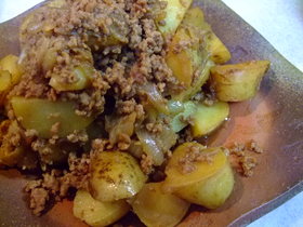 新じゃがと挽肉のころころ煮