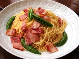 スナップエンドウとベーコンのパスタ
