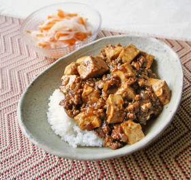 お手軽に!玉ねぎde麻婆豆腐丼