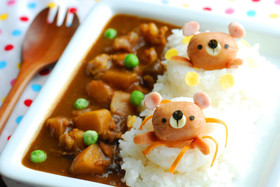 浮き輪でスイスイくまちゃんのデコカレー