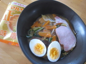 具だくさん味噌あんかけラーメン