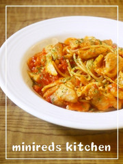 鶏肉とエリンギのトマトソースパスタの写真