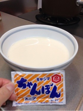 粉末ちゃんぽんスープで、トンコツ風に☆