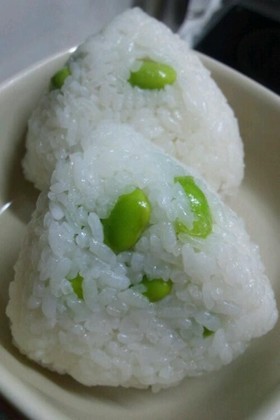 冷凍枝豆を使ってお手軽おにぎり
