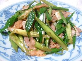ベーコンと葉にんにくの炒め物
