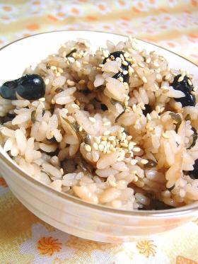 黒豆と塩昆布の炊き込みご飯。
