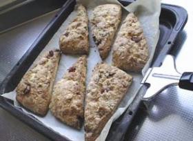 ホワイトチョコたっぷりで甘酸っぱい★White Chocolate & Strawberry Scone