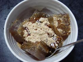 おいし～!ヘルシー!ほうじ茶の寒天黒蜜黄な粉がけ