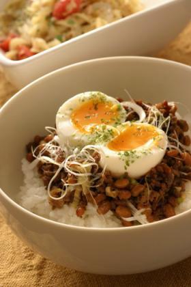 納豆そぼろご飯　半熟卵のせ