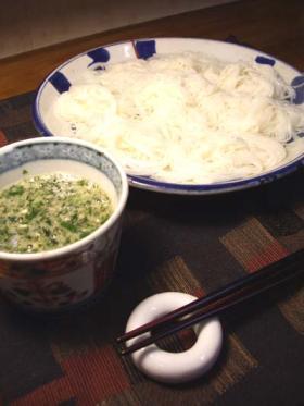刻んで入れよう。ねばねばそうめんのたれ。