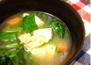 かぶの葉と豆腐のにんにくしょうがスープ