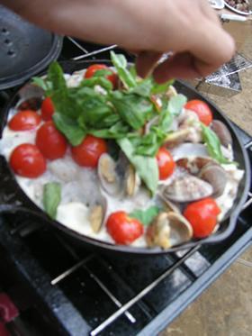 アウトドア料理：豚肉とアサリのワイン蒸し