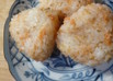 シャケフレークと白ごまのおにぎり