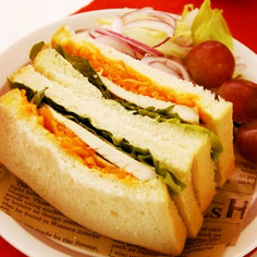人参サラダとハーブチキンのサンド