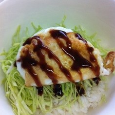 キャベツ目玉焼きソース丼