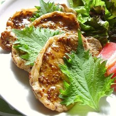 豚ロースのマスタード焼き、大葉添え。