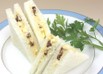 卵と乾燥トマトのサンドウィッチ