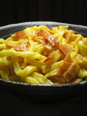 手作り卵白パスタのカルボナーラ