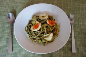 ゆで卵とポテトのバジルソースパスタ
