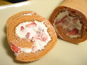 お花見にどうぞ！桜色のロールケーキ