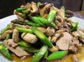 豚肉とアスパラシイタケのあっさり生姜炒め