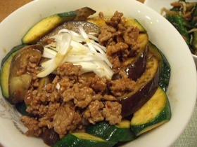 ズッキーニとナスの肉味噌丼