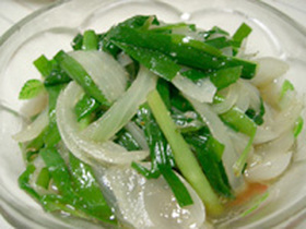 ニラとたまねぎのゴマ油風味のおひたし