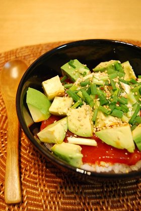 まぐろとアボカドのどんぶり。