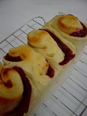 いちごジャムパン