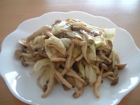 キャベツとしめじの大葉にんにく醤油炒め