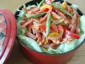 手抜き弁当☆ハムと夏野菜のケチャップ丼