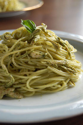 バジルとチキンのパスタ