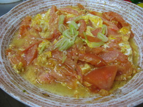西紅柿炒鶏蛋（西紅柿＝トマト,鶏蛋＝卵）